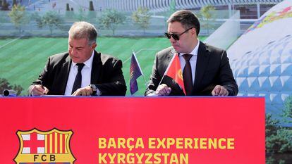El presidente de Kirguizistán, Sadyr Japarov (derecha), y el del FC Barcelona, Joan Laporta (L), el 30 de agosto, presentando una academia de fútbol en Bishkek.
