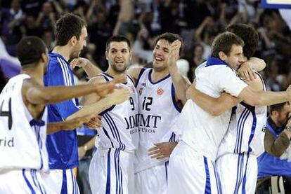 Los jugadores del Madrid festejan su pase a la Final a Cuatro de la Euroliga.