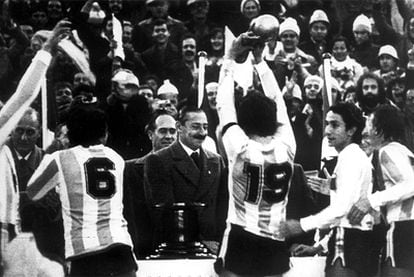 Pasarella levanta la copa del mundo ante Videla en la final de Argentina del 78.