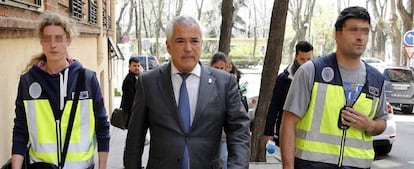 El ex presidente de Ausbanc, Luis Pineda, en un expediente.