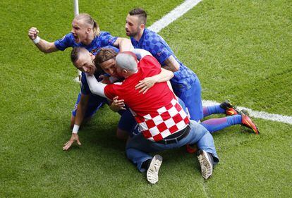 Un aficionado croata se coló en la celebración del gol de Luka Modric. 
