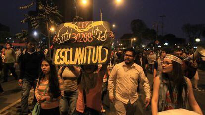 Miles de j&oacute;venes protestan en el centro hist&oacute;rico de Lima. 