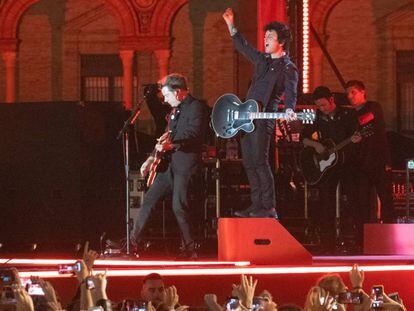 Green Day, este sábado en el concierto que ha ofrecido en la Plaza de España de Sevilla. En el centro, Billie Joe Armstrong.
 
  