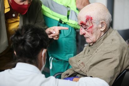 Un hombre con una herida en la cabeza tras los altercados en la concentración.