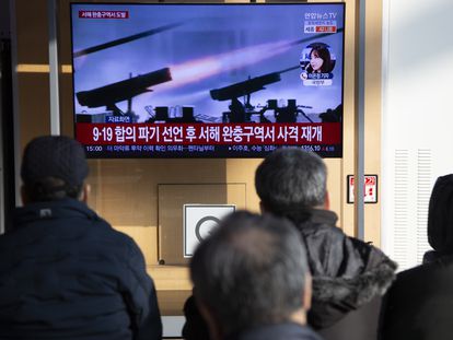 Varias personas ven las noticias en un televisor de una estación de Seúl, en Corea del Sur, este viernes 5 de enero.