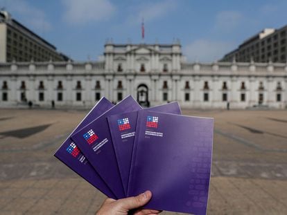 Cuatro libros con la propuesta de la nueva Constitución en Chile, en La Moneda, este martes en Santiago.