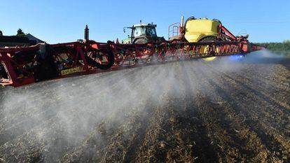 Un agricultor esparciendo herbicidas de Monsanto