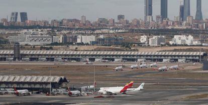 Vista del aeropuerto madrileño de Barajas con la ciudad al fondo.