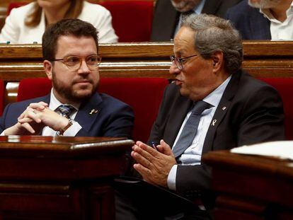 El vicepresidente de la Generalitat, Pere Aragonès, habla con el presidente, Quim Torra. 