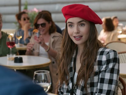 La actriz Lily Collins, en una escena de la serie.