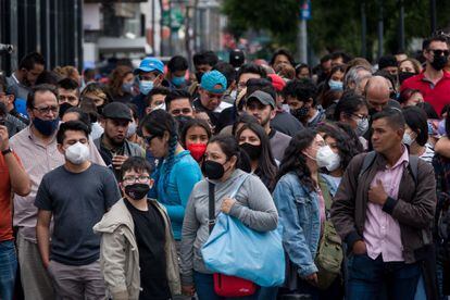 Aglomeración de personas en el centro de Ciudad de México, en junio.