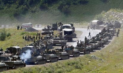 Vehículos armados rusos se dirigen hacia Osetia del Sur, en agosto de 2008.