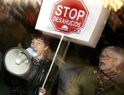 Varias mujeres durante la manifestación del colectivo Stop Desahucios en Santiago de Compostela. EFE/Archivo