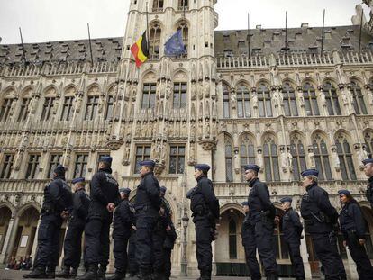 La bandera belga y la europea ondean a media asta en la Grand Place de Bruselas.