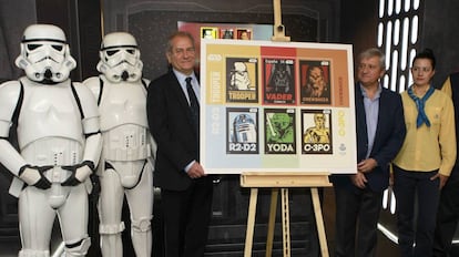 Simón Amselem (izquierda), consejero delegado de The Walt Disney Company España, y Javier Cuesta, presidente de Correos.