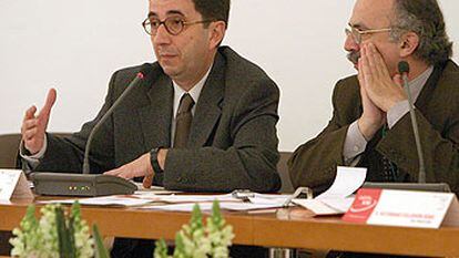 Miguel Jiménez (director de la biblioteca de la Universidad Autónoma de Madrid) y Fernando Valverde (a la derecha), en el Congreso Nacional de Libreros celebrado en Málaga la semana pasada.