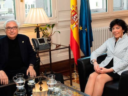 Los ministros Manuel Castells e Isabel Celaá el miércoles.