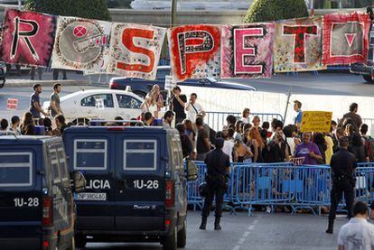 Protesta de los indignados organizada ayer frente al Congreso de los Diputados.