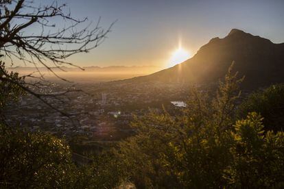 Vista de Ciudad del Cabo desde la cima de una colina durante el amanecer del 3 de febrero de 2018. Una sequía severa ha causado problemas de agua dentro y fuera de la ciudad, que se encuentra al lado del Océano Atlántico. 
