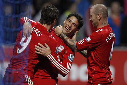 Maxi festeja el gol del triunfo del Liverpool con Torres y Meireles.