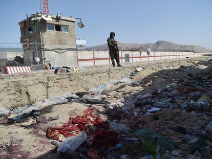 Un talibán hacía guardia este viernes en el lugar donde un terrorista suicida se inmoló el jueves junto a una puerta del aeropuerto de Kabul.