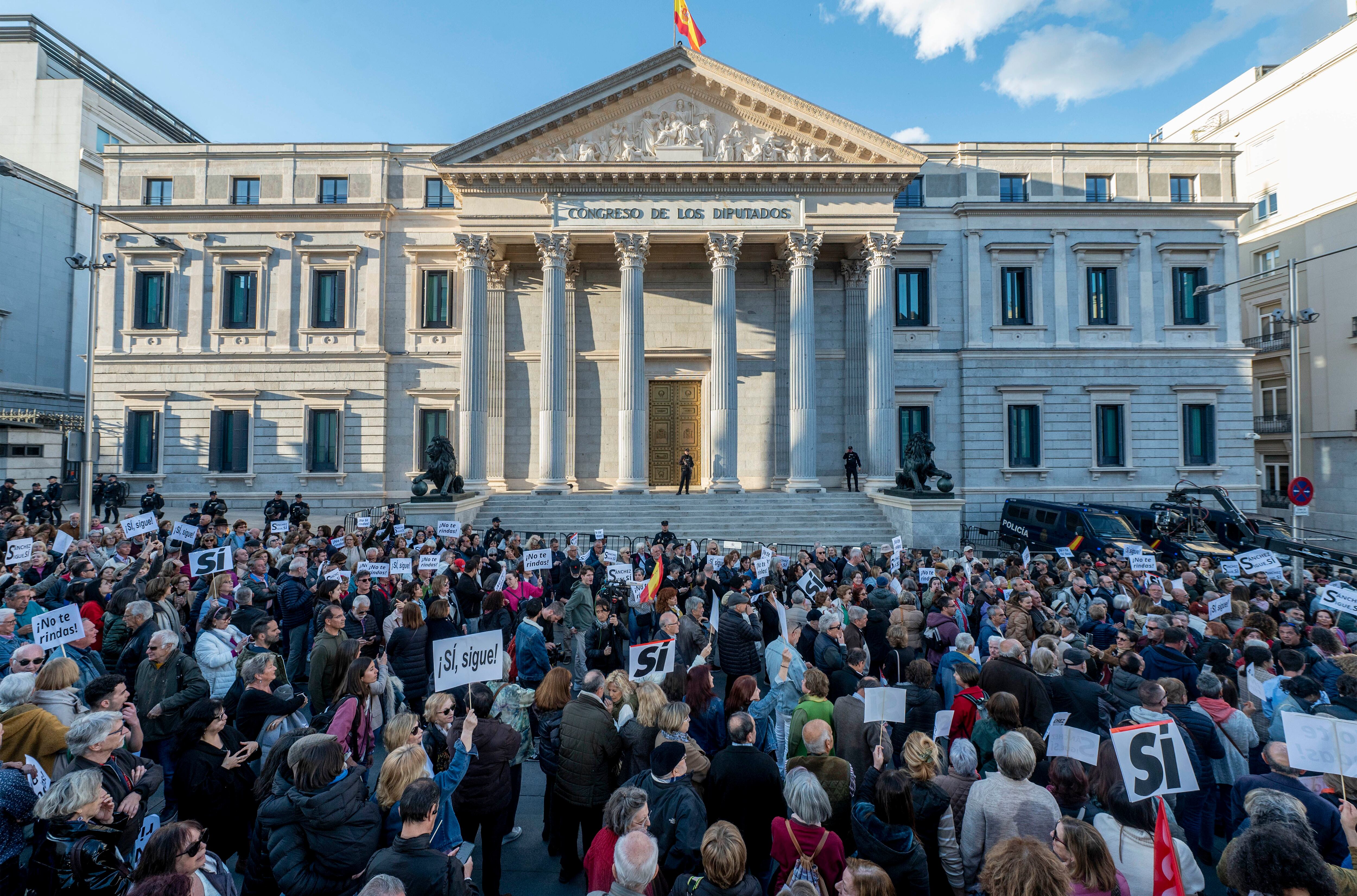 Unas 5.000 personas marchan hasta el Congreso en apoyo a Sánchez