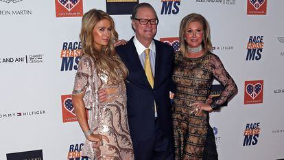 Richard Hilton junto a su esposa, Kathy, y su hija Paris (a su izquierda), en un evento en California en 2015. 