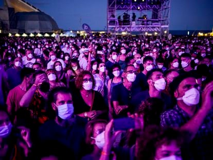 Público con mascarilla ante uno de los escenarios del festival Cruïlla, el viernes en Barcelona.