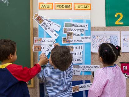 Varios menores en una clase en catalán en un colegio público de Barcelona.