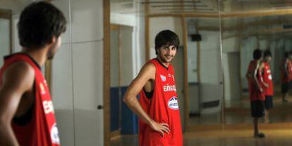 Ricky Rubio posa ante el espejo el pasado jueves en una sala del pabellón Triángulo de Oro, en Madrid.