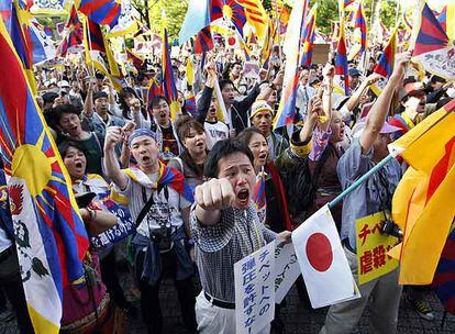 Manifestantes con banderas de Japón y Tíbet protestan contra la visita de Hu Jintao, ayer en Tokio.