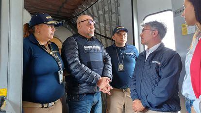 Salvatore Mancuso saluda a Carlos Fernando García, director de Migración Colombia, al desembarcar del vuelo chárter para deportados que aterrizó en el Comando Aéreo de Transporte Militar.