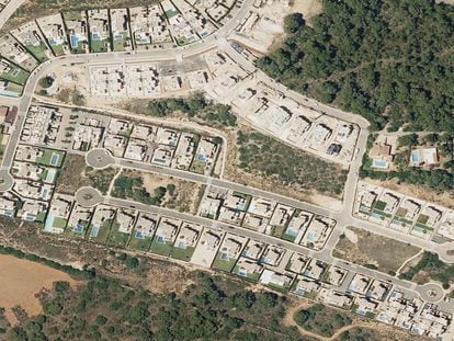 Vista aérea de una urbanización de chalets con piscina en Cala Murada, Mallorca, el 22 de agosto.