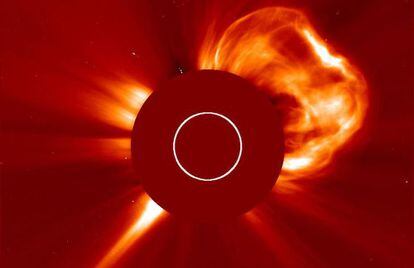 Una potente eyecci&oacute;n de masa de la corona del Sol captada por el SOHO.
