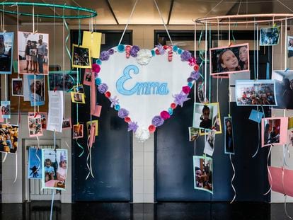 Fotografías y carteles en recuerdo de Emma, ​​la niña de 12 años que tuvieron el pasado lunes en el Hospital Clínico de Valencia de una peritonitis purulenta.