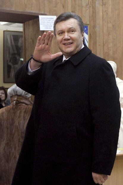 Víctor Yanukóvich, tras votar en Kiev.