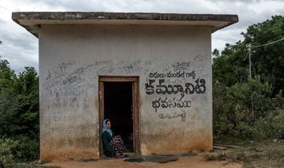 Kammala, que tiene el periodo, está obligada a vivir cinco días en esa casa en las afueras de su pueblo.