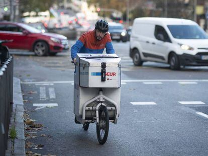 Sergio Rojas, repartidor en bicicleta de Seur, durante su jornada del Cyber Monday en la semana con más entregas del año. 