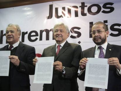 Los l&iacute;deres del PT, Alberto Anaya (i), de Morena, Andr&eacute;s Manuel L&oacute;pez Obrador (c) y de Encuentro Social, Hugo Eric Flores (d) firmaron su alianza de cara a los comicios de 2018.