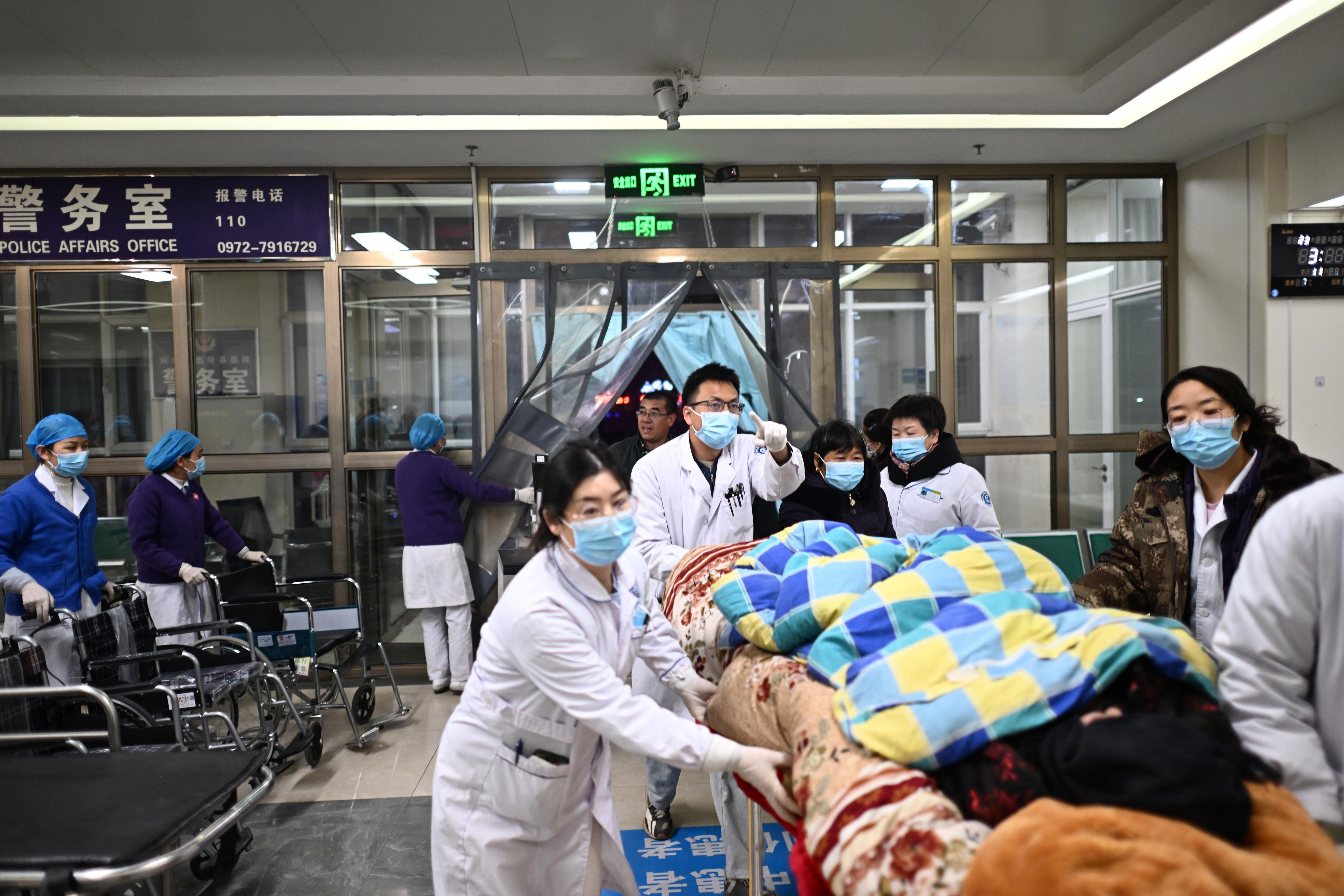 Personal sanitario atiende a un víctima del terremoto en el hospital de Minhe Hui, este martes.