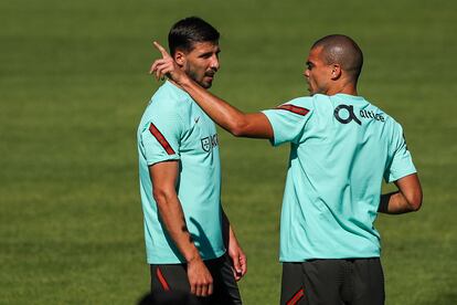 El portugués Pepe (derecha) conversando con el central Rúben Dias en el entrenamiento de la selección portuguesa el pasado 7 de junio.