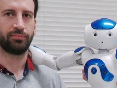 Paco Arjonilla, con un robot en Japón.