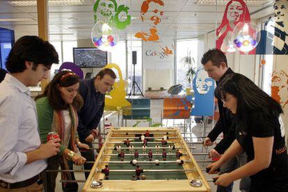Los empleados juegan al futbolín en las instalaciones de Google en Madrid.