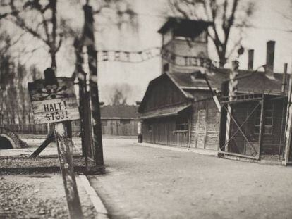 La entrada principal al campo de concentración de Auschwitz (Polonia), fotografiada por el autor de la exposición.