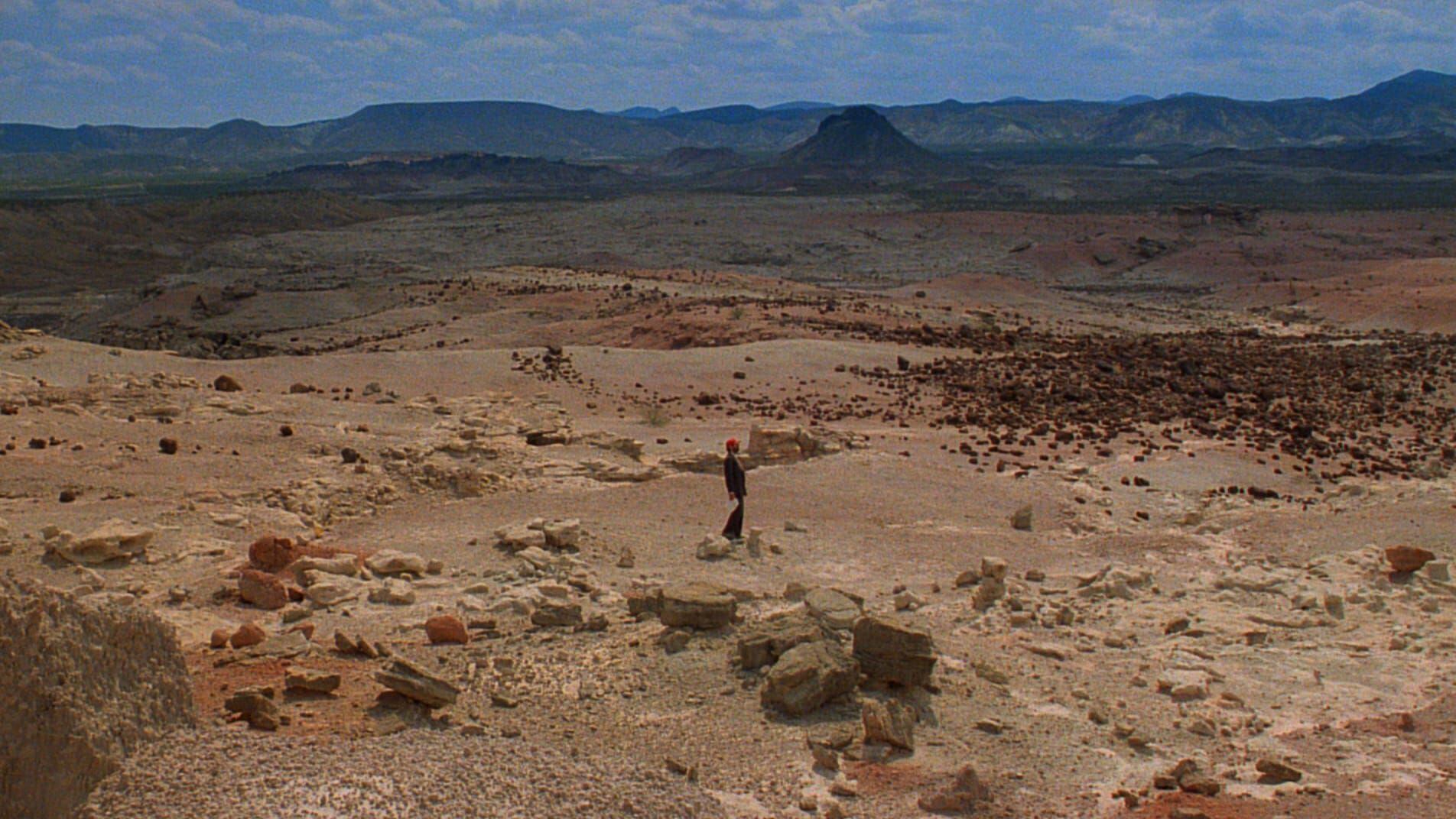 Harry Dean Stanton, en la inmensidad del desierto de la secuencia inicial.