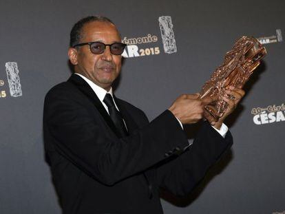 El director Abderrahmane Sissako, con la estatuilla de los premio C&eacute;sar. 