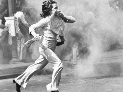 Una mujer huye de los disturbios del 1º de Mayo de 1977 en Madrid
