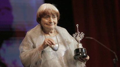 La directora belga Agnes Varda, pionera del cine feminista y superviviente de la Nouvelle Vague, recibe el Premio Donostia del Festival Internacional de Cine de San Sebastián durante la gala celebrada en el teatro Victoria Eugenia de la capital donostiarra.