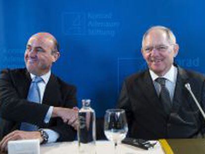 El ministro de Econom&iacute;a y Competitividad, Luis de Guindos, estrecha la mano del titular de Finanzas alem&aacute;n, Wolfgang Sch&auml;uble.