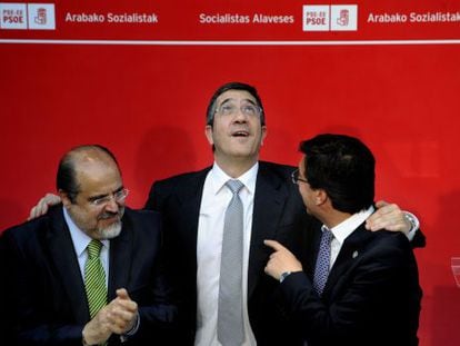 El 'lehendakari' López, entre sus compañeros Txarli Prieto (a la izquierda) y Patxi Lazcoz, en el mitin con el que los socialistas cerraron en Vitoria la camapaña de las elecciones municipales y forales del pasado año.